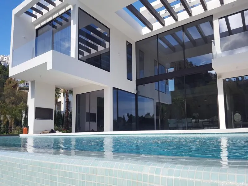 Exterior de la piscina de día