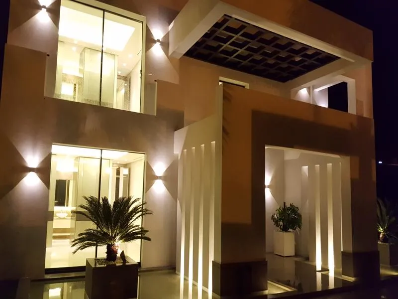 Exterior de noche