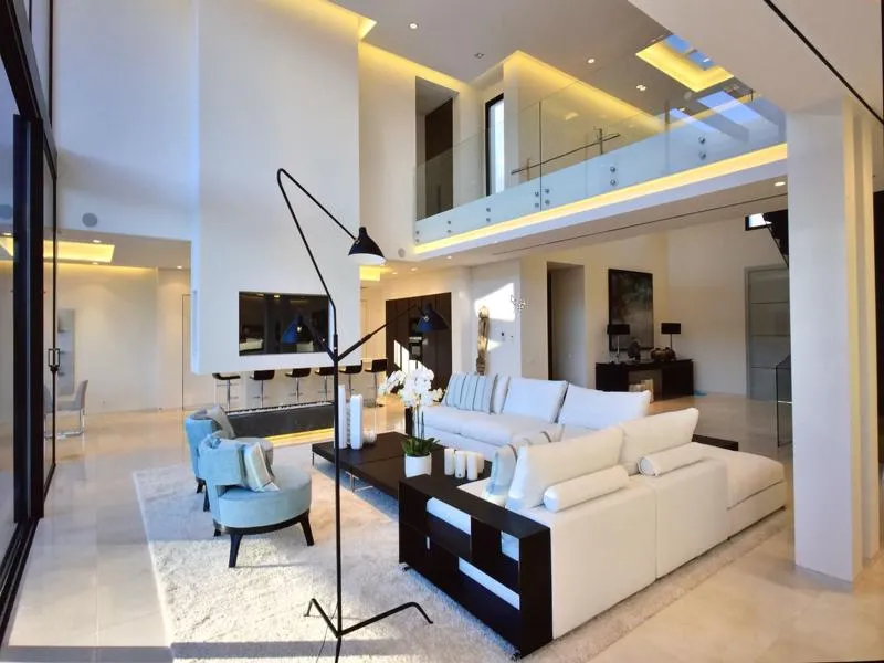 Salón con sofás en blanco